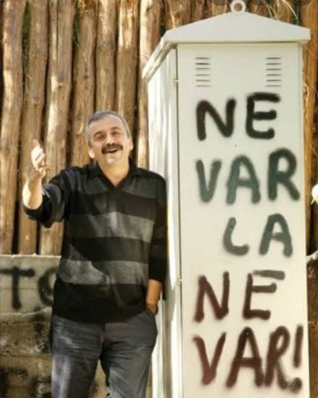 Sanki hala yaşıyor gibi hissettiriyor tuhaf 🥀