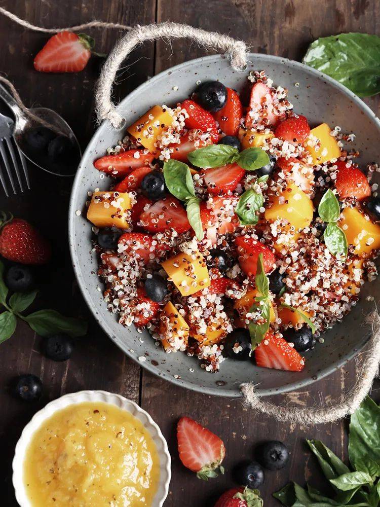 sony1mars17's tweet image. "Swap heavy lunches for this light u0026 satisfying grilled chicken salad!  Fresh greens, cherry tomatoes, quinoa u0026 a zesty lemon-tahini dressing—high protein, low carb, fuel for your day. #FatLossMeal #HealthyEating"