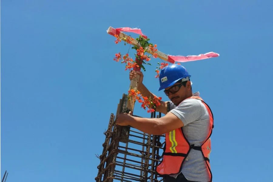 cabeceramx's tweet photo. Día de la Santa Cruz: por qué el 3 de mayo se celebra a los trabajadores de la construcción https://t.co/oN4lPddOTw https://t.co/wkHeu4xA4A