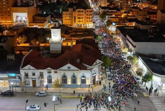 Pura_Patria's tweet photo. 🚨DESPIERTA CHUBUT 🚨

En Chubut crecen las PROTESTAS estatales pese a pagos y cambios de gabinete. Salarios insuficientes, internas políticas y PERDIDA de confianza explican el conflicto: sin conducción firme, la ESTABILIDAD se erosiona. https://t.co/oghqsLer93