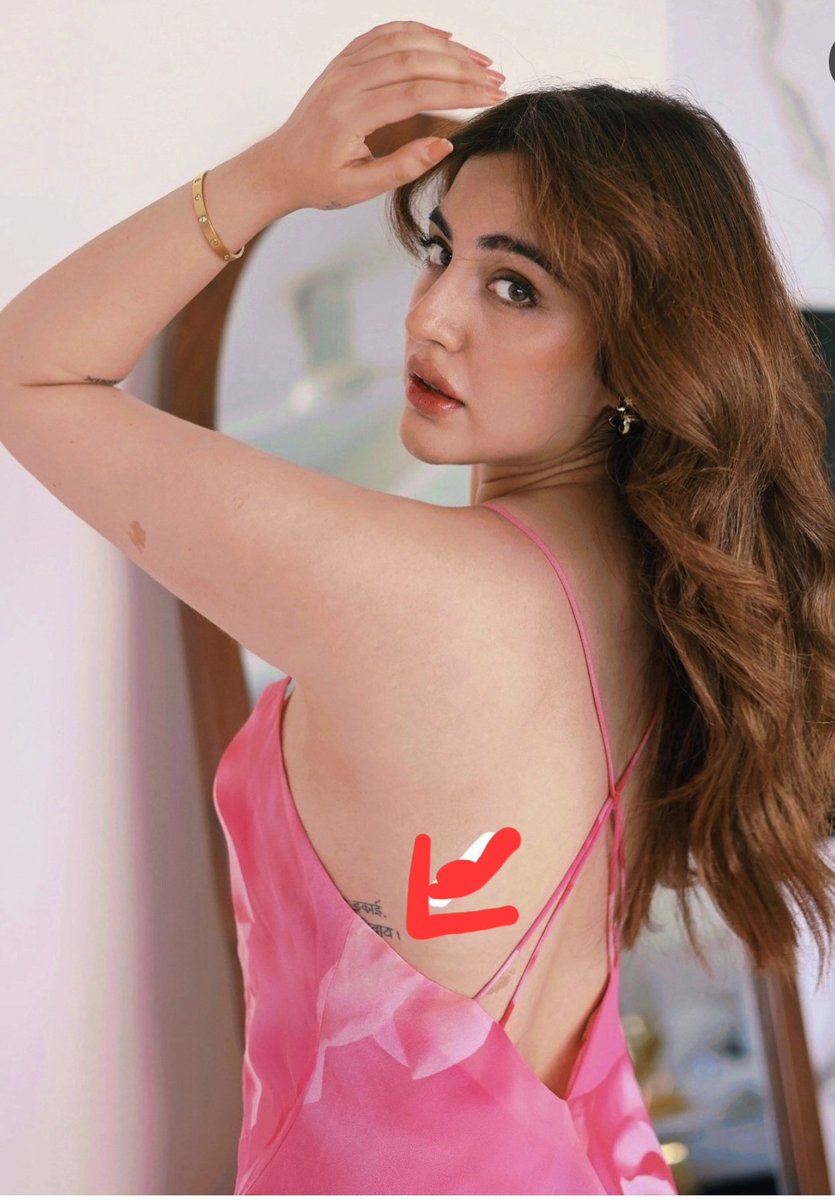Rahulgupta's tweet photo. Does anyone know what Samreen Kaur’s tattoo actually says? 🧐

People are zooming in and linking it to Arshdeep Singh... is there a hidden message there or just a cool quote? #SamreenKaur #ArshdeepSingh #TattooCheck https://t.co/ysm0GgU8a3