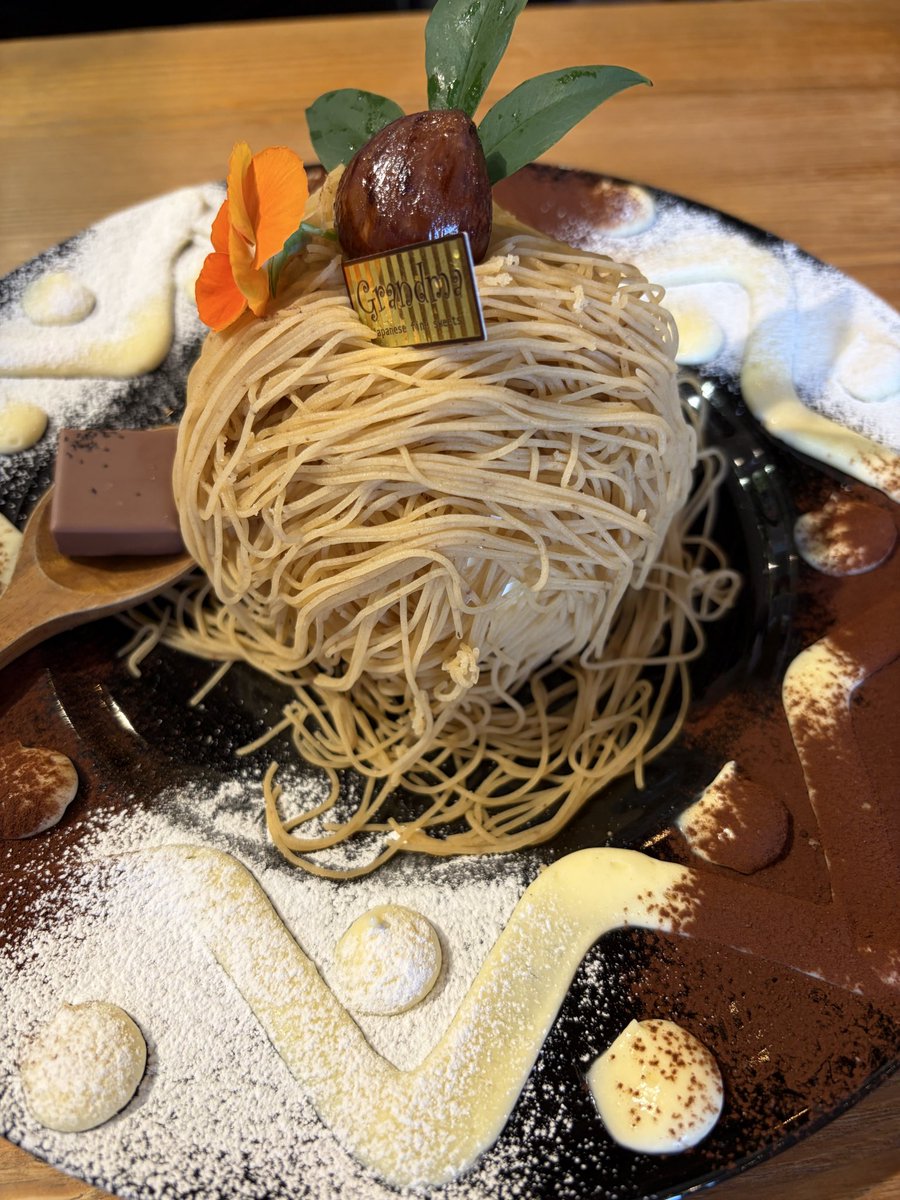 cow_mix's tweet photo. メロン🍈キラキラ🤩おいしい🤤
生搾りモンブランも🤤
#グランマ　#メロンキラキラ https://t.co/Y1OKtRnTbs