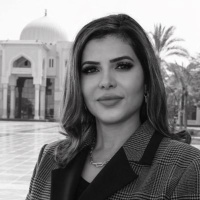 jahra_online's tweet photo. #مقالات 

الدكتورة أميمة القاسمي تكتب :

الحوكمة في عصر الابتكار: كيف تُدير #الإمارات التعقيد دون أن تفقد سرعتها؟

لم يعد التحدي الذي تواجهه الحكومات المعاصرة هو إطلاق المبادرات، بل القدرة على إدارتها ضمن بيئات تتسم بتسارع التغير وتعقّد العلاقات المؤسسية. ففي عصر الابتكار، لم يعد النجاح مرتبطًا بكمّ الأفكار بقدر ما أصبح مرهونًا بقدرة المؤسسات على تنظيمها، توجيهها، وضمان استدامة أثرها.

في هذا السياق، تبرز دولة الإمارات كنموذج مختلف في مقاربة هذا التحدي؛ إذ استطاعت خلال فترة زمنية قصيرة أن تبني منظومة ابتكارية متكاملة، تجمع بين الجرأة في الطرح والسرعة في التنفيذ. إلا أن ما يميز التجربة الإماراتية لا يقتصر على ديناميكية المبادرات، بل يمتد إلى القدرة على موازنة هذه السرعة بإطار حوكمي يضمن الاتساق والاستمرارية.

فالابتكار، بطبيعته، ينطوي على قدر من المخاطرة وعدم اليقين، وهو ما قد يتعارض ظاهريًا مع متطلبات الحوكمة التقليدية القائمة على الضبط والرقابة. غير أن التجربة الإماراتية تُظهر أن هذا التعارض ليس حتميًا، بل يمكن إعادة صياغته ضمن نموذج أكثر مرونة، حيث تتحول الحوكمة من ��ونها أداة تقييد إلى إطار تمكين.

وهنا يكمن التحول الحقيقي: الحوكمة لم تعد تعني فقط “كيف نمنع الخطأ”، بل أصبحت تُعنى أيضًا بـ”كيف نُدير التجربة”. وهذا التحول يتطلب إعادة التفكير في عدد من المفاهيم الأساسية، من بينها طبيعة اتخاذ القرار، ومستوى توزيع الصلاحيات، وآليات المساءلة، وإدارة المخاطر.

إن سرعة الابتكار، إذا لم تُدعَم بهياكل حوكمة واضحة، قد تتحول إلى عبء مؤسسي، حيث تتراكم المبادرات دون تحقيق أثر فعلي، أو تتكرر الجهود بين الجهات المختلفة، أو تُفقد البوصلة الاستراتيجية. وعلى الجانب الآخر، فإن الإفراط في الضبط قد يؤدي إلى إبطاء عجلة الابتكار، وإضعاف القدرة على الاستجابة للمتغيرات.

من هنا، فإن التحدي الحقيقي لا يكمن في الاختيار بين الحوكمة والابتكار، بل في القدرة على دمجهما ضمن نموذج متوازن يحقق الكفاءة دون أن يعيق المرونة. وهذا ما يتطلب تطوير أطر حوكمة حديثة، قائمة على الوضوح في اتخاذ القرار، والمرونة في التنفيذ، والتكامل بين الجهات، والارتباط المباشر بالأولويات الوطنية.

لقد نجحت الإمارات في تقديم ملامح هذا النموذج، من خلال ربط الابتكار برؤى استراتيجية طويلة المدى، وتعزيز التكامل المؤسسي، وتبني نهج استباقي في استشراف المستقبل. إلا أن المرحلة القادمة تتطلب تعميق هذا المسار، عبر الانتقال من إدارة المبادرات إلى إدارة المنظومات، ومن التركيز على النتائج قصيرة المدى إلى بناء أثر مستدام.

في النهاية، يمكن القول إن إدارة التعقيد لم تعد خيارًا، بل ضرورة حتمية في عالم سريع التغير. والتجربة الإماراتية تقدم نموذجًا واعدًا في هذا المجال، قائمًا على فهم عميق للعلاقة بين الحوكمة والابتكار، حيث لا تُقاس كفاءة المؤسسات فقط بقدرتها على التحرك بسرعة، بل بقدرتها على الاستمرار بثبات.

فالسرعة تُحدث الأثر…
لكن الحوكمة هي التي تُبقيه.

@ProfAlqasimi