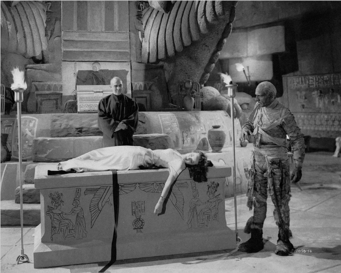 AventurasDeTom's tweet photo. Tom Tyler wrapped up as a mummy in "The Mummy's Hand" (1940) with George Zucco and Peggy Moran

#Universalhorror #TomTyler #mummy #Universalmonster #GeorgeZucco #PeggyMoran https://t.co/DTGRztRqs6