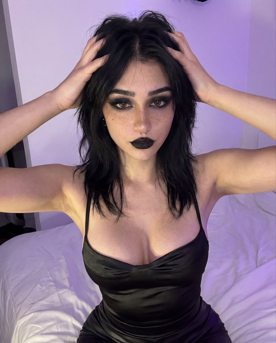 Vickythegoth tweet media