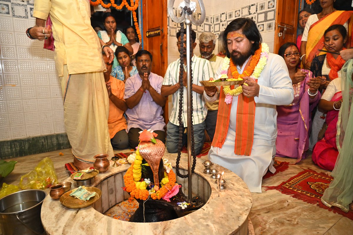 NisithPramanik's tweet photo. Sought divine blessings at the mandir today ahead of tomorrow's results.
With unwavering faith and the trust of the people, Bengal stands prepared for  the change.
Under Hon'ble PM Shri @narendramodi Ji's leadership Bengal will usher in an era of development, security, and effective governance.

Joy Maa 🙏
Jai Shri Ram 🚩
#BJP4Bengal #Poriborton