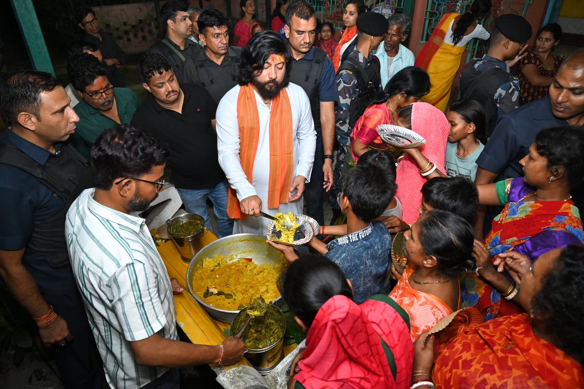 NisithPramanik's tweet photo. Sought divine blessings at the mandir today ahead of tomorrow's results.
With unwavering faith and the trust of the people, Bengal stands prepared for  the change.
Under Hon'ble PM Shri @narendramodi Ji's leadership Bengal will usher in an era of development, security, and effective governance.

Joy Maa 🙏
Jai Shri Ram 🚩
#BJP4Bengal #Poriborton
