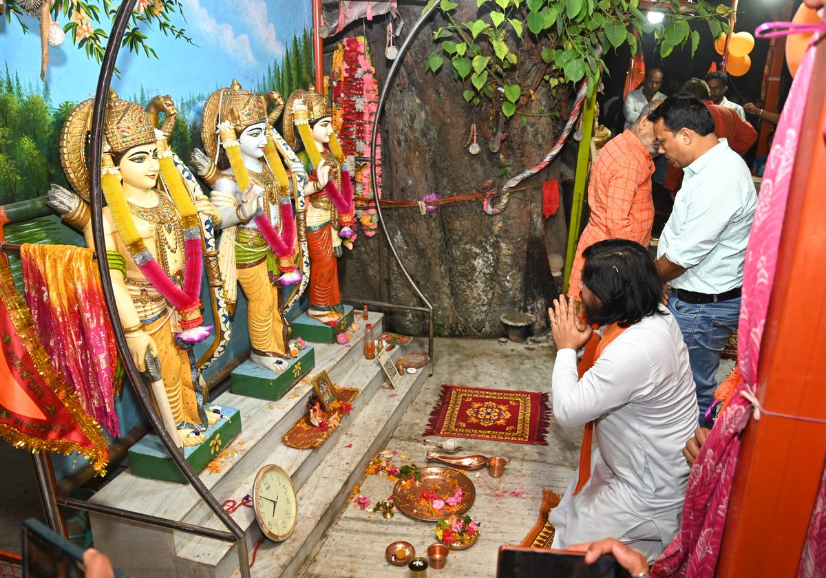 NisithPramanik's tweet photo. Sought divine blessings at the mandir today ahead of tomorrow's results.
With unwavering faith and the trust of the people, Bengal stands prepared for  the change.
Under Hon'ble PM Shri @narendramodi Ji's leadership Bengal will usher in an era of development, security, and effective governance.

Joy Maa 🙏
Jai Shri Ram 🚩
#BJP4Bengal #Poriborton