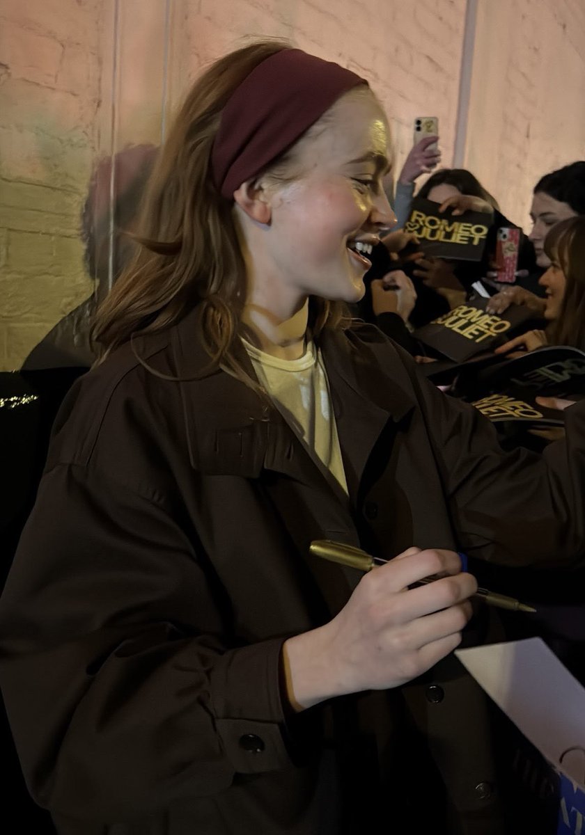 b🐝- MET SADIE SINK tweet media