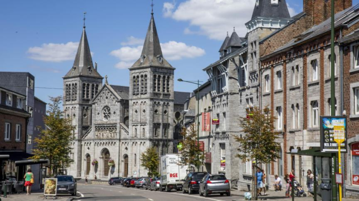 F_Desouche's tweet image. Rochefort (Bel) : excédé par les cambriolages, un père de famille veut organiser des rondes avec des amis pour sécuriser son quartier. Il est placé en détention sous bracelet électronique pour création de milice privée.

fdesouche.com/2026/05/03/roc…