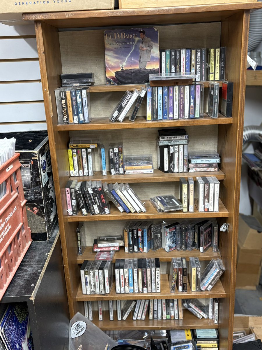davidchiarelli's tweet image. ⚡️😍🎸 A Saturday visit to some of the used music stores here in downtown #Toronto, tempts with plenty of #vinyl &amp;amp; #cassette delights!🍁