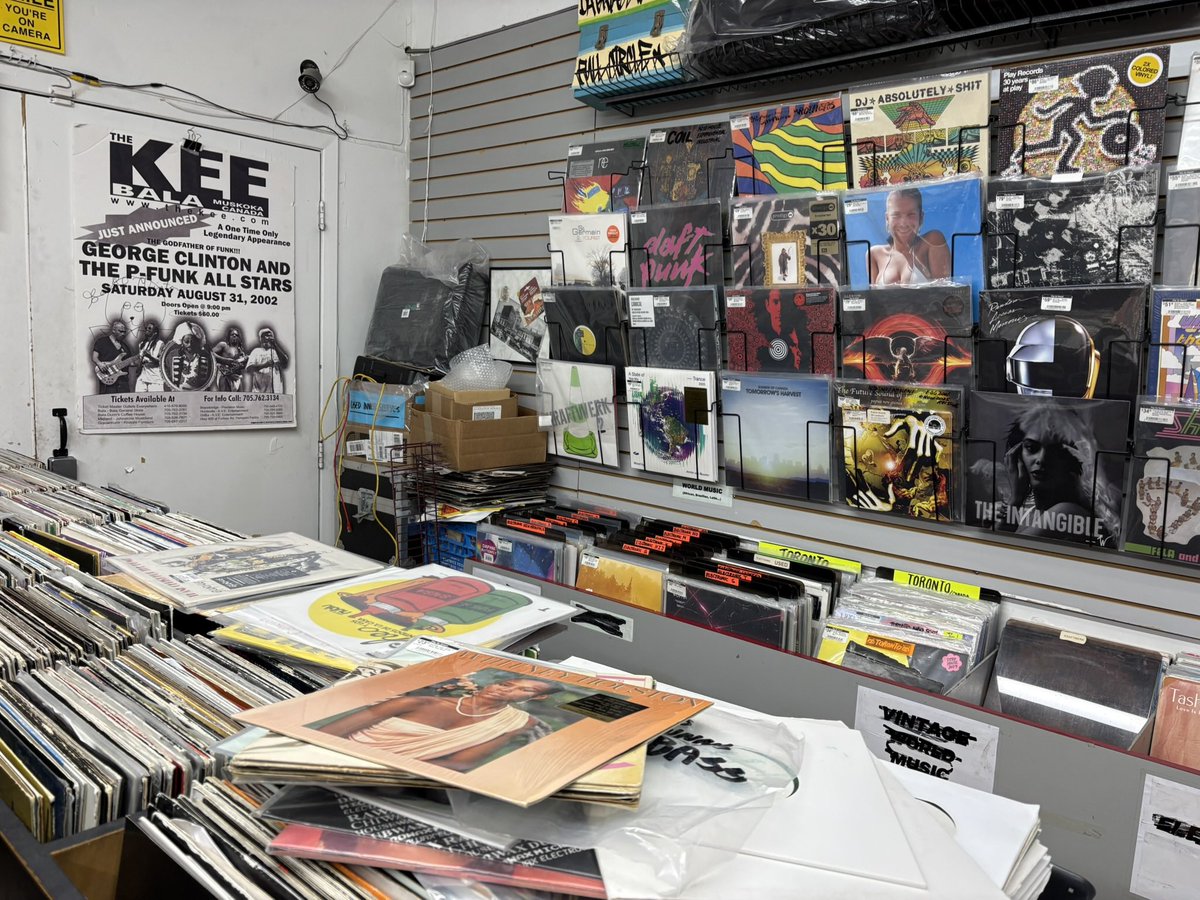 davidchiarelli's tweet image. ⚡️😍🎸 A Saturday visit to some of the used music stores here in downtown #Toronto, tempts with plenty of #vinyl &amp;amp; #cassette delights!🍁