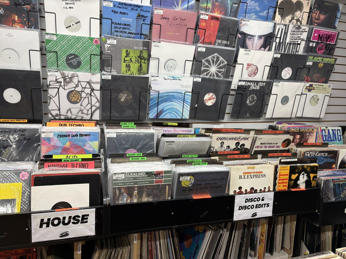 davidchiarelli's tweet image. ⚡️😍🎸 A Saturday visit to some of the used music stores here in downtown #Toronto, tempts with plenty of #vinyl &amp;amp; #cassette delights!🍁