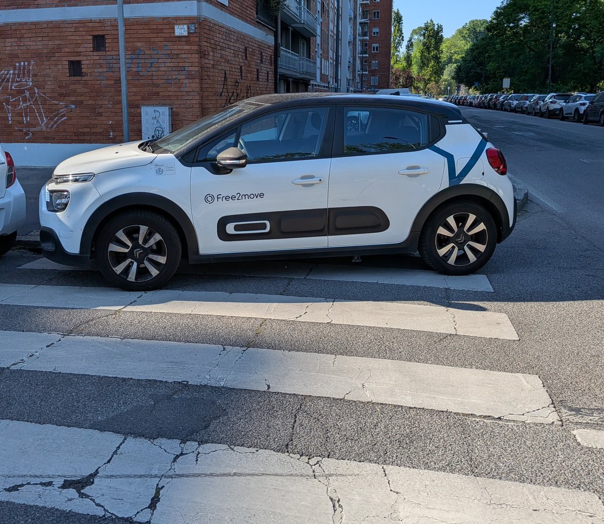 A_5170's tweet image. #Milano Il #carsharing a flusso libero è (purtroppo) sparito quasi del tutto ma gli ultimi rimasti continuano a portare avanti la "religione" della #malasosta. Bisogna essere davvero degli idioti egoisti allo stato puro per parcheggiare così. @malasharing @ComuneMI #incivili