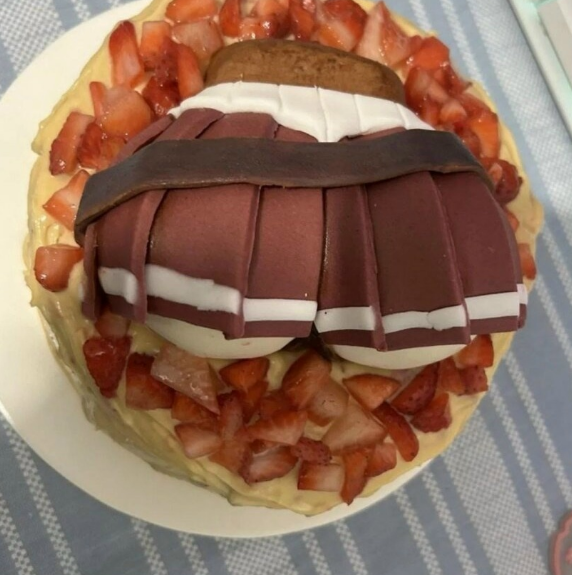 sakito_K's tweet photo. #マリンのお宝 
I saw this photo on the Internet. Amazing birthday cake 😋😋😋 https://t.co/Y0LKCdujyG