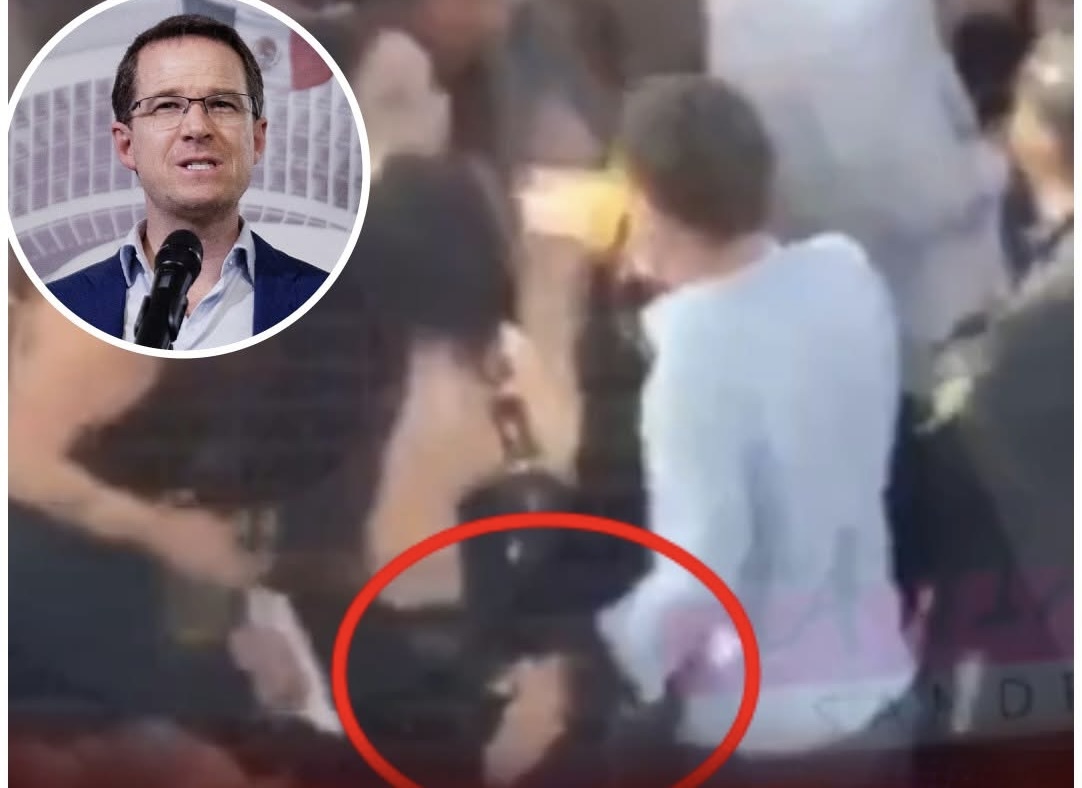sinreservas620's tweet image. 🚨 #Entérate | Video de Ricardo Anaya genera polémica en redes

El político Ricardo Anaya se encuentra en el centro de la controversia luego de que se viralizara un video en el que aparece interactuando con una mujer durante una selfie.

📱 En redes sociales, usuarios han