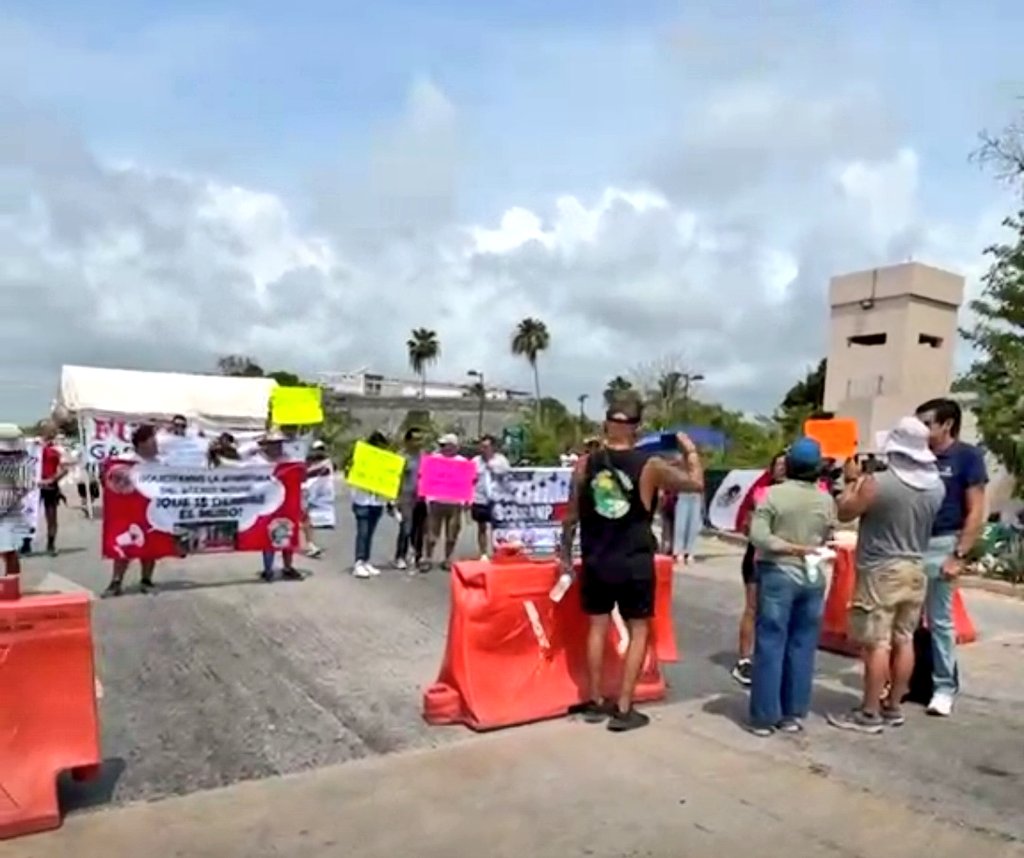quintanaroonews's tweet image. #Entérate #AlMomento Ciudadanos de #Tulum se manifiestan y bloquean la carretera federal a la altura de la Glorieta de las Ruinas de Tulum. Exigen #PlayasLibres debido a las afectaciones que les genera a los prestadores de servicios turísticos el parque jaguar operado por Mundo