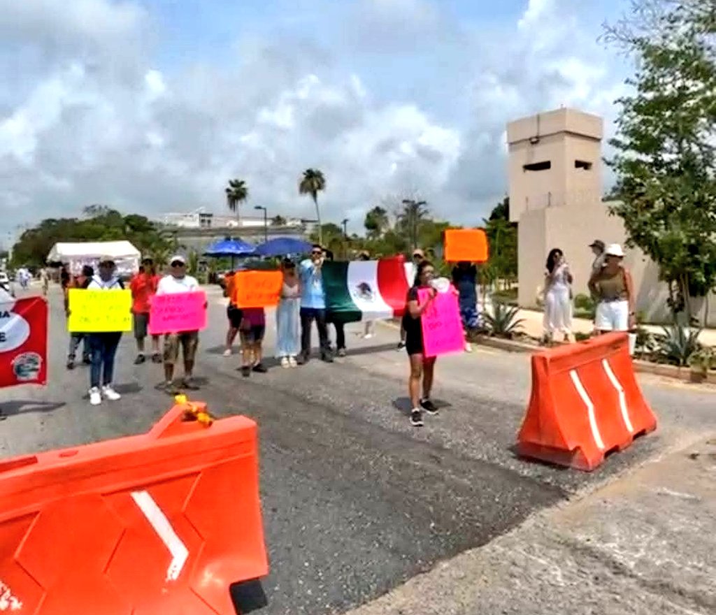 quintanaroonews's tweet image. #Entérate #AlMomento Ciudadanos de #Tulum se manifiestan y bloquean la carretera federal a la altura de la Glorieta de las Ruinas de Tulum. Exigen #PlayasLibres debido a las afectaciones que les genera a los prestadores de servicios turísticos el parque jaguar operado por Mundo