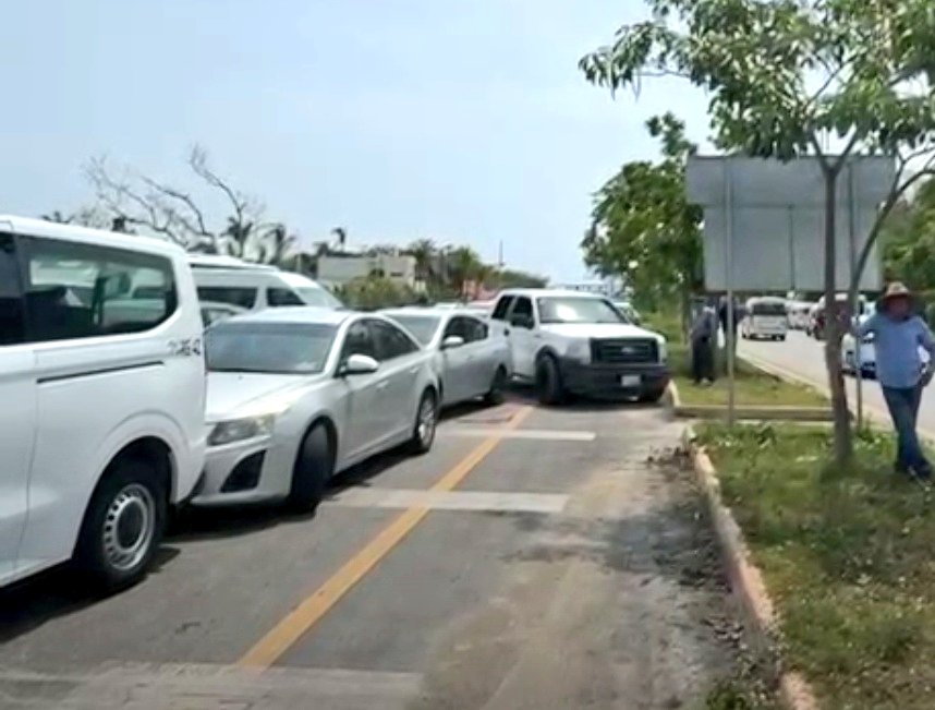 quintanaroonews's tweet image. #Entérate #AlMomento Ciudadanos de #Tulum se manifiestan y bloquean la carretera federal a la altura de la Glorieta de las Ruinas de Tulum. Exigen #PlayasLibres debido a las afectaciones que les genera a los prestadores de servicios turísticos el parque jaguar operado por Mundo