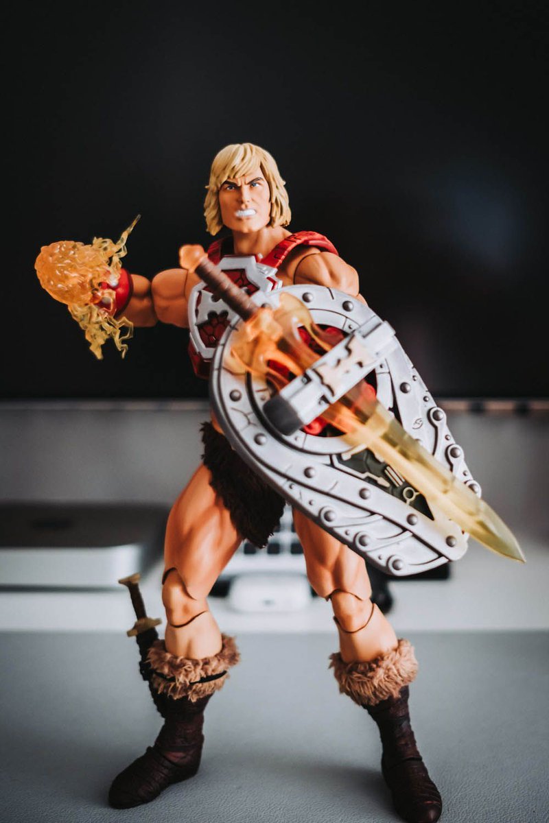 heldenchaos's tweet image. Als der erste #HeMan in der Deluxe-Version von #Mondo im Juni 2022 vorgestellt wurde, weiß ich bis heute nicht, warum ich ihn mir nicht gekauft habe. 
Durch einen glücklichen Zufall ist er jetzt aber bei mir eingezogen.. 🙌
Schau dir mein #Unboxing an: 👉 heldenchaos.de/he-man-deluxe-…