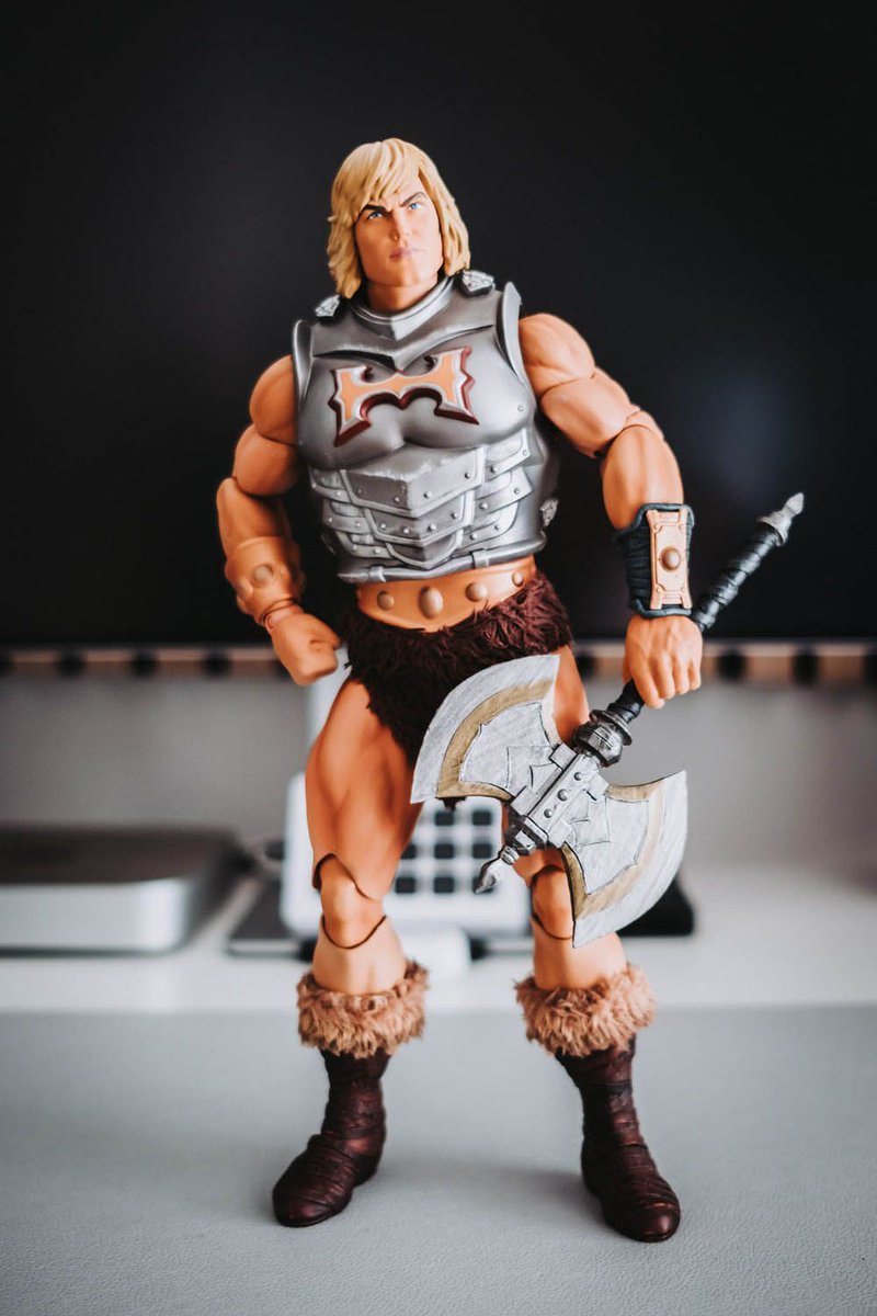 heldenchaos's tweet image. Als der erste #HeMan in der Deluxe-Version von #Mondo im Juni 2022 vorgestellt wurde, weiß ich bis heute nicht, warum ich ihn mir nicht gekauft habe. 
Durch einen glücklichen Zufall ist er jetzt aber bei mir eingezogen.. 🙌
Schau dir mein #Unboxing an: 👉 heldenchaos.de/he-man-deluxe-…