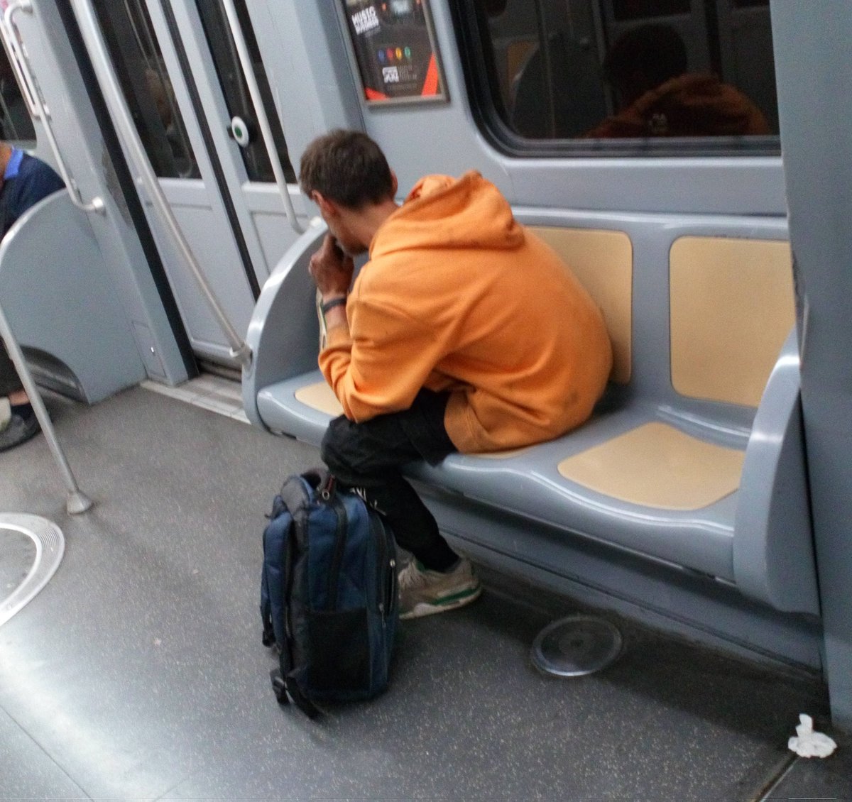 GMorenghi's tweet image. #Milano
#2maggio 
10:45 a.m.
Metro M3 Rogoredo
Sta preparandosi il crack.
Cucchiaio, accendino e pipetta.
Non si accorge di nulla...

@atm_informa 😵‍💫