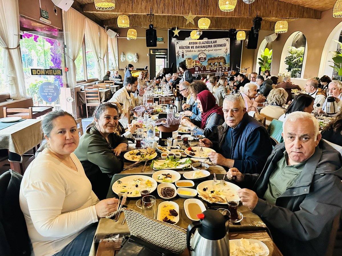 ayed0923's tweet photo. Aynı sofrayı paylaşmanın, eski dostlukları pekiştirmenin ve yeni dostluklar kurmanın mutluluğunu hep birlikte hissettik.
Katılım sağlayan herkese teşekkür ederiz, nice güzel buluşmalarda görüşmek dileğiyle. https://t.co/z6SCqwM09f
