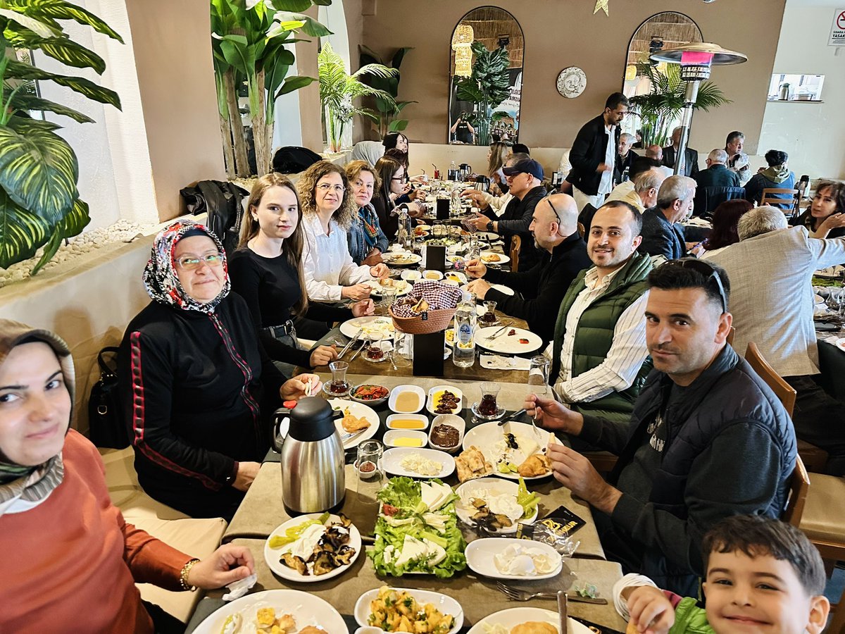 ayed0923's tweet photo. Aynı sofrayı paylaşmanın, eski dostlukları pekiştirmenin ve yeni dostluklar kurmanın mutluluğunu hep birlikte hissettik.
Katılım sağlayan herkese teşekkür ederiz, nice güzel buluşmalarda görüşmek dileğiyle. https://t.co/z6SCqwM09f