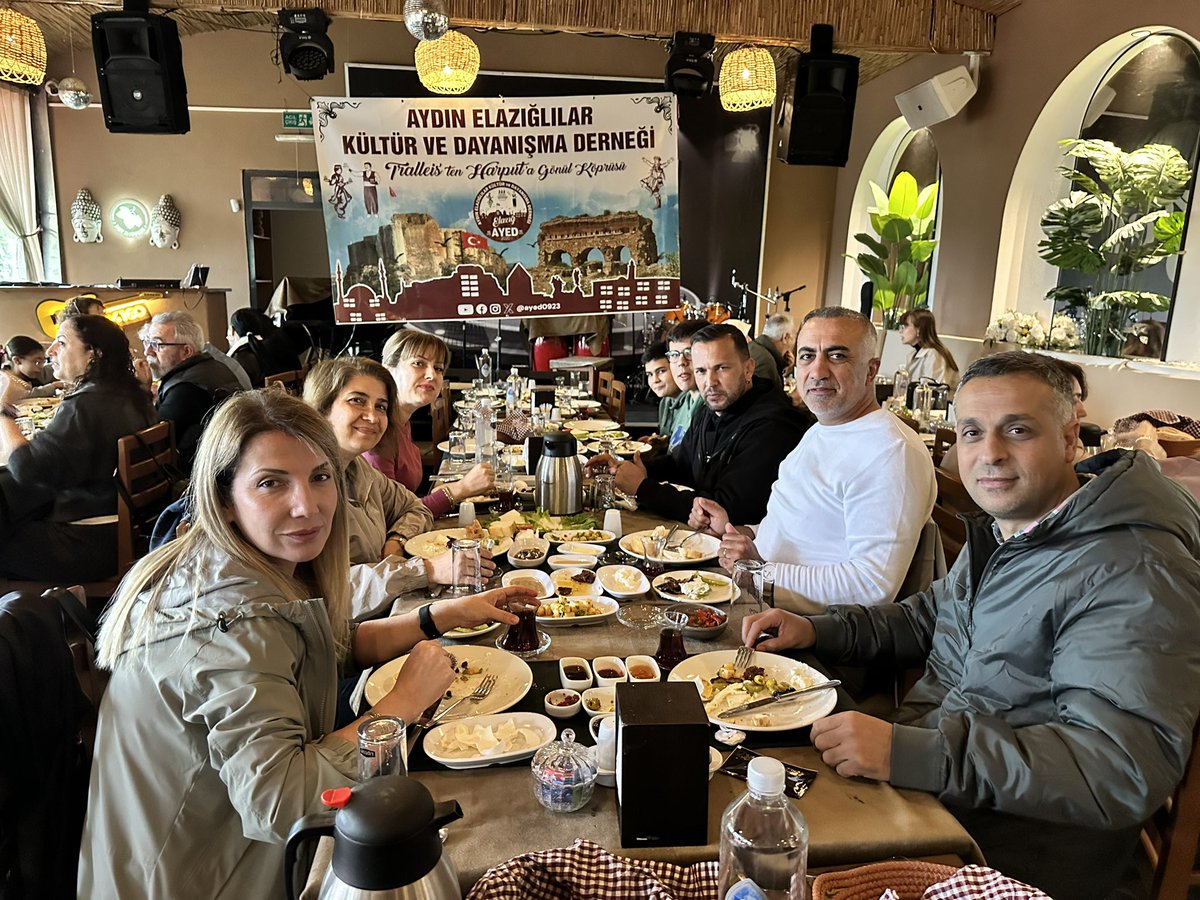 ayed0923's tweet photo. Aynı sofrayı paylaşmanın, eski dostlukları pekiştirmenin ve yeni dostluklar kurmanın mutluluğunu hep birlikte hissettik.
Katılım sağlayan herkese teşekkür ederiz, nice güzel buluşmalarda görüşmek dileğiyle. https://t.co/z6SCqwM09f