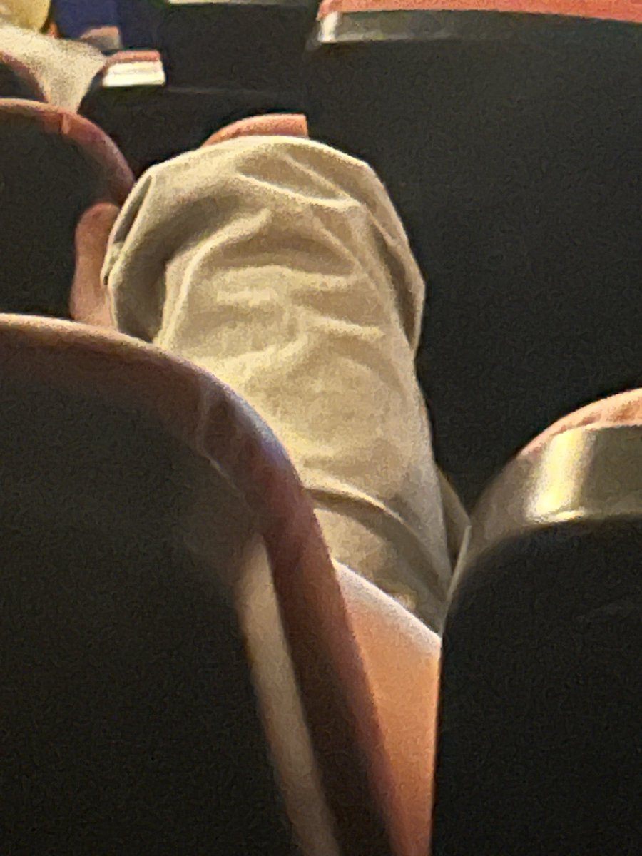 TINYC4STLE's tweet photo. ludzie są najobrzydliwsi na świecie. gołe stopy kłaść na fotelu w kinie xddd fu https://t.co/jGaN8CUnHm