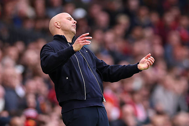 Mercado_Ingles's tweet image. Arne Slot se convierte en el segundo entrenador de la historia en registrar MÁS DERROTAS en una temporada con el Liverpool en todas las competiciones (19 Derrotas en 2025-2026), igualando el record de Rafael Benitez en 2004-05 y 2009-10 tambien con 19 derrotas.