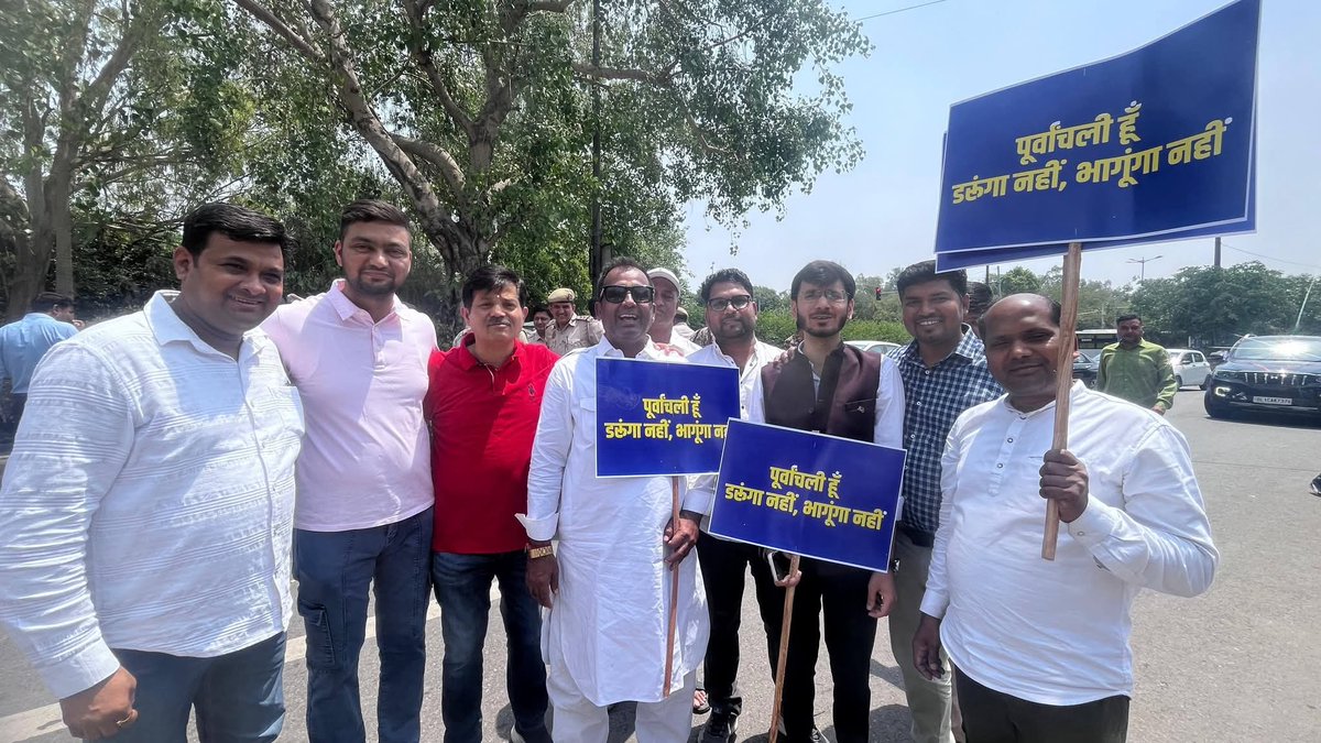 AjBADSIWAL's tweet photo. दिल्ली में पूर्वांचल के भाई पांडव कुमार की निर्मम हत्या दिल्ली पुलिस द्वारा कर दी गई। जब रखवाले ही हत्यारे बन जाए तो लोगों को सड़कों पर उतरना ही पड़ता है। इस मुश्किल समय में हम सभी अपने पूर्वांचल के भाइयों के साथ खड़े है।
@AamAadmiParty @ArvindKejriwal @mlamahindar @Saurabh_MLAgk https://t.co/Cn2CjxJqxf