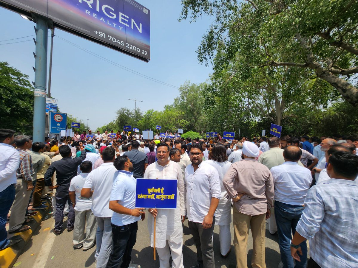 AjBADSIWAL's tweet photo. दिल्ली में पूर्वांचल के भाई पांडव कुमार की निर्मम हत्या दिल्ली पुलिस द्वारा कर दी गई। जब रखवाले ही हत्यारे बन जाए तो लोगों को सड़कों पर उतरना ही पड़ता है। इस मुश्किल समय में हम सभी अपने पूर्वांचल के भाइयों के साथ खड़े है।
@AamAadmiParty @ArvindKejriwal @mlamahindar @Saurabh_MLAgk https://t.co/Cn2CjxJqxf