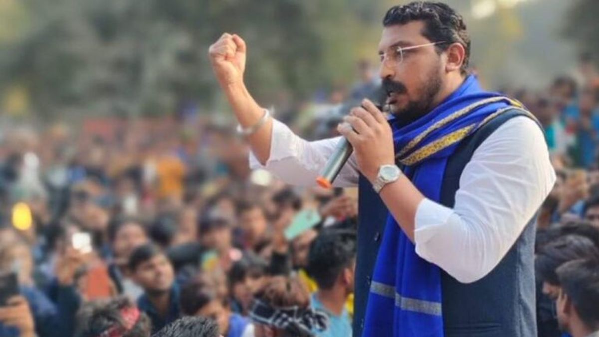 अब समझौता नहीं,सीधा सत्ता परिवर्तन!✊🏽🔥

"आगे की लड़ाई के लिए हम तैयार हैं। कमर कस लीजिए, इस कारवां को अबकी बार मंजिल तक पहुंचाकर ही रुकेंगे।" — चंद्रशेखर आज़ाद

नगीना की ऐतिहासिक जीत ने यह साबित कर दिया है कि उत्तर प्रदेश की जनता अब बदलाव चाहती है। यह जीत केवल एक सीट की नहीं थी,
