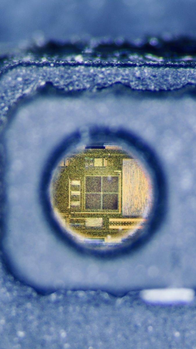 duke_cpu's tweet image. It’s the #Enterprise!
Star Trek’s most famous 🚀, the U.S.S. Enterprise is hovering over the Ambient Light Sensor (ALS) of the iPhone 6S. The TM2586C made by ams-OSRAM, measures the brightness of the environment and feeds this back to the device to adjust screen brightness.🔆