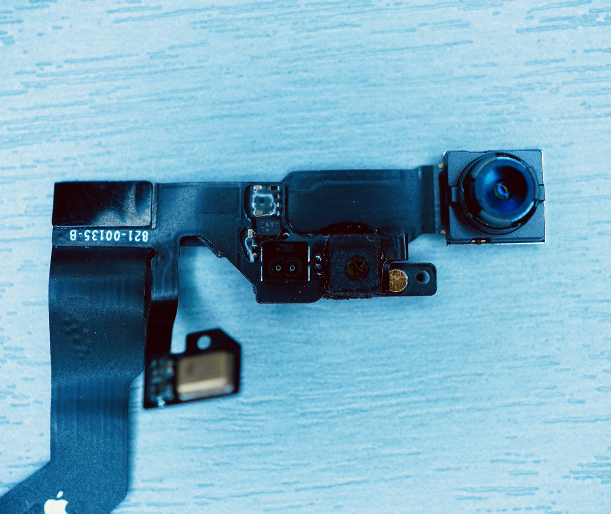 duke_cpu's tweet image. It’s the #Enterprise!
Star Trek’s most famous 🚀, the U.S.S. Enterprise is hovering over the Ambient Light Sensor (ALS) of the iPhone 6S. The TM2586C made by ams-OSRAM, measures the brightness of the environment and feeds this back to the device to adjust screen brightness.🔆