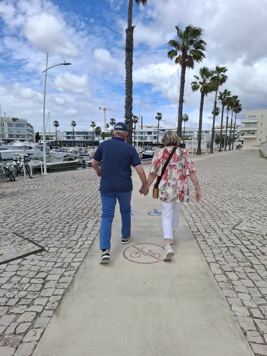 MFrancooy's tweet image. Wat is het genieten in #Lagos ☀️ en zo prachtig hier 😍wat we eten en drinken lopen we er weer af  😅🍰🍻2dagen hier , en zowat 18.000 stappen gemaakt 👣👣😅