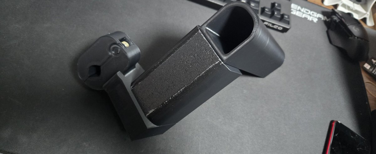 su_ioip's tweet photo. 折りたたみの椅子にロッドホルダー付ける器具を作り始めてGWの半分が終わった…
試作1号
クリップが貧弱すぎた… https://t.co/Xa4jDSNXIb