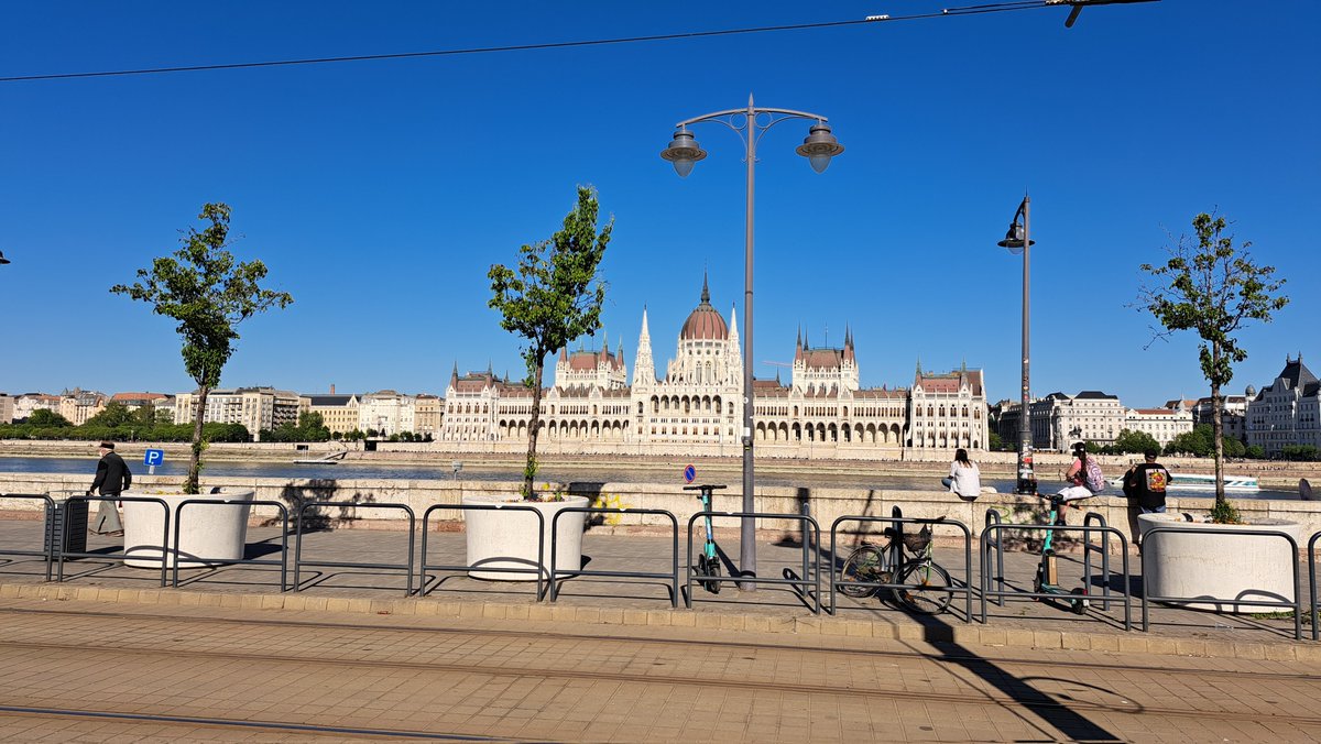 juteszembe's tweet image. Onnan-Innen... 📸  🙃 Kipróbáltam, nemtom, hosszú évtizedek óta most nem érzek hányingert a közelében... 🥳 🍺 🫡 Maradjon már így egy ideig bazmeg... 🤣 #Budapest #bike #ride