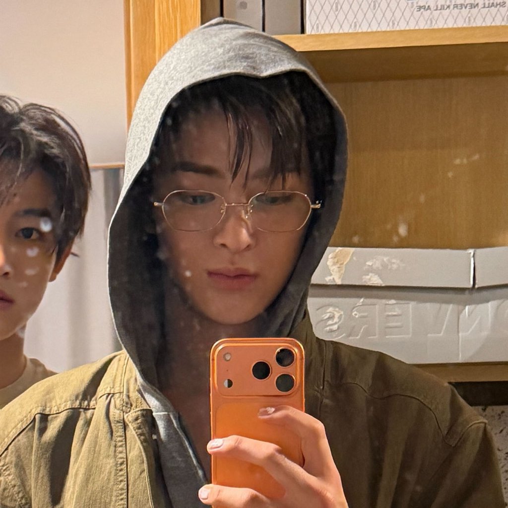 ddkeonhoo's tweet photo. DUH MIRIP SIAPA SIH??????? 😭😭😭😭😭😭😭 https://t.co/R5032n7b44