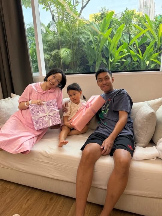 nateegetsunova's tweet image. //เลฬา &amp;amp; ลฬิน// Happy Birthday to Mummy @iiingfahd - What a special day 😍👶🏻👧🏻👩🏻🎂 #LL🍙 #LN🥟 #biiirthday #020526