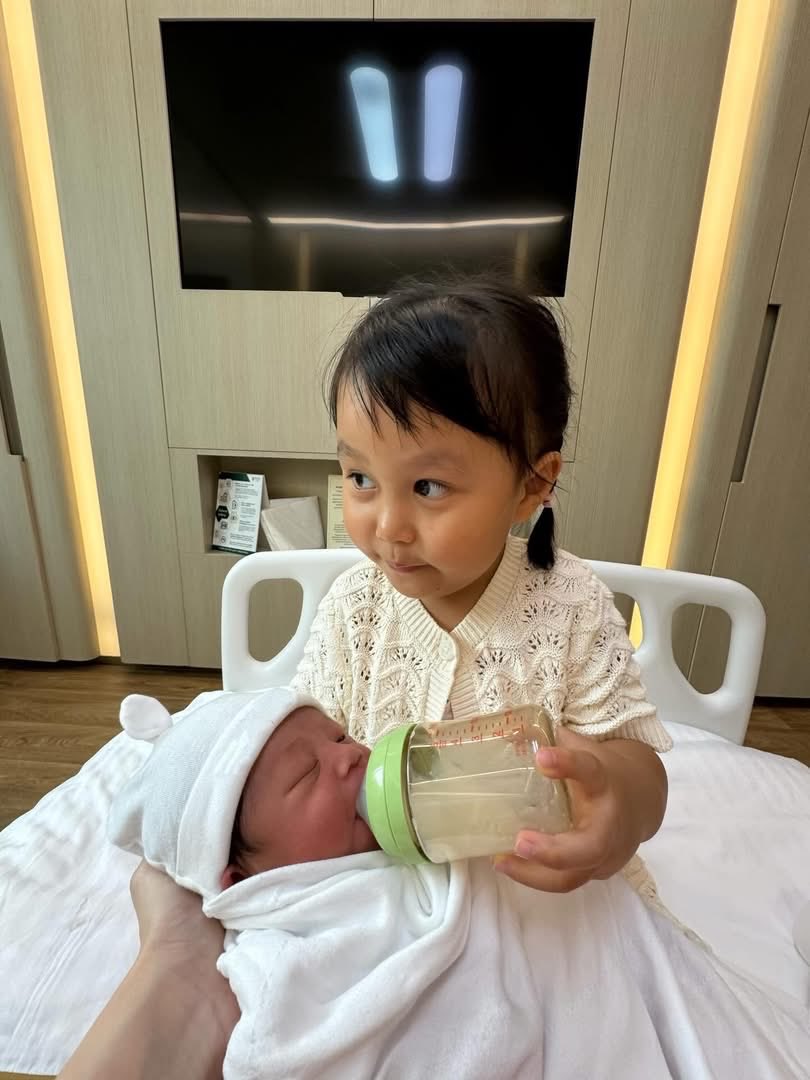 nateegetsunova's tweet image. //เลฬา &amp;amp; ลฬิน// Happy Birthday to Mummy @iiingfahd - What a special day 😍👶🏻👧🏻👩🏻🎂 #LL🍙 #LN🥟 #biiirthday #020526