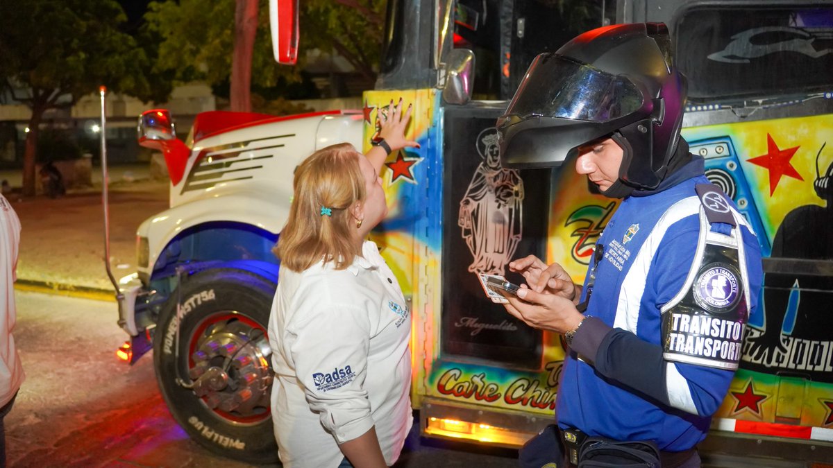 dadsasm2024's tweet photo. La autoridad está en las calles, Dadsa y la Secretaría de Movilidad ejercen control a las chivas rumberas que exceden los niveles de ruido en Santa Marta.

La diversión no puede estar por encima del bienestar colectivo. ¡Autorregulación https://t.co/nBUpgYIvuP