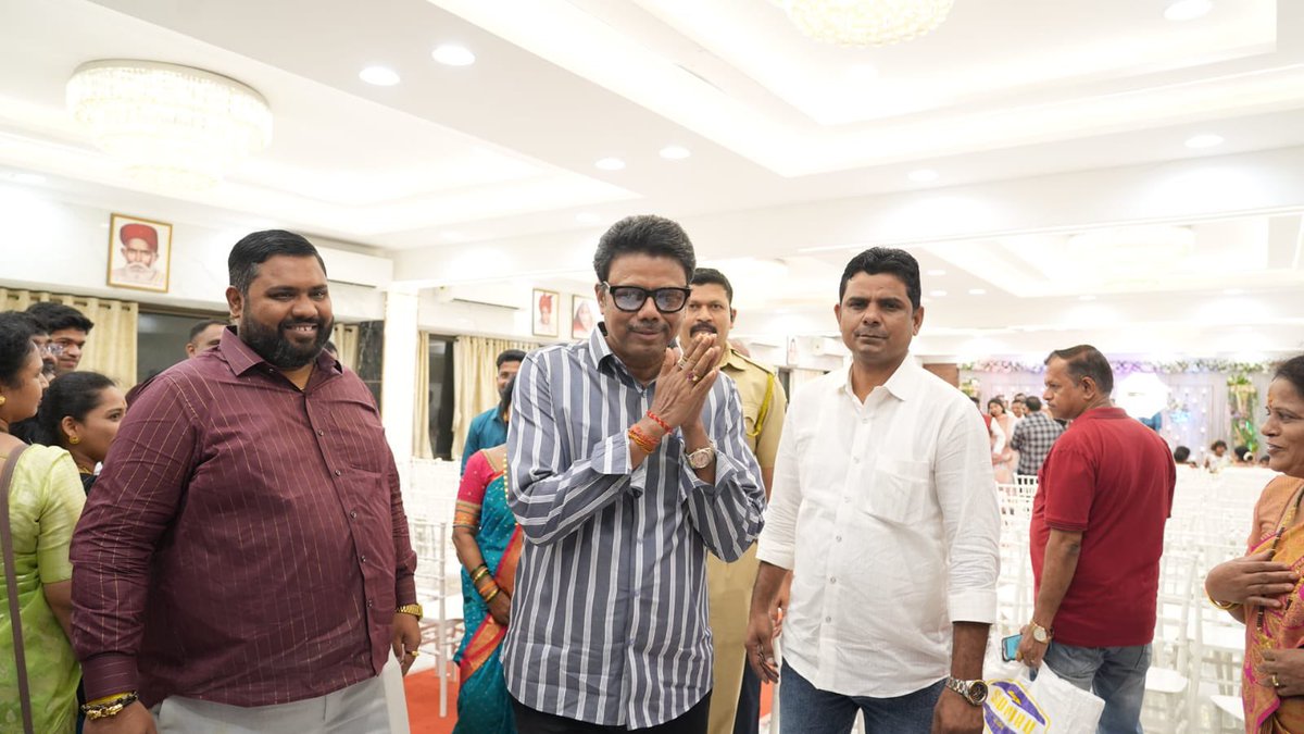 SunilRaut65's tweet image. आज भांडुप येथे पार पडलेल्या पूर्वा नकाशे हिच्या साखरपुडा सोहळ्याला उपस्थित राहिलो. याप्रसंगी दोघांनाही नवीन प्रवासासाठी शुभाशीर्वाद व शुभेच्छा दिल्या.
या क्षणी माझ्या समवेत नगरसेवक श्री. दीपक सावंत उपस्थित होते.
#Engagement #Bhandup #PurvaNakashe #RingCeremony #EngagementDiaries