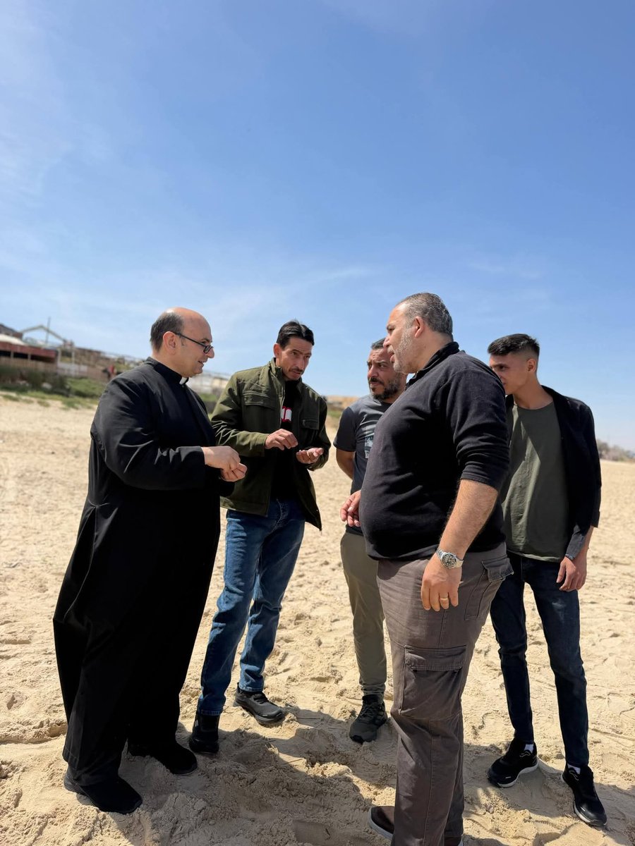 PGabRomanelli's tweet photo. Ayer tuvimos la alegría de visitar el mar junto a un grupo de hombres de la parroquia de la Sagrada Familia de Gaza. Un momento sencillo, pero profundamente significativo, que nos permitió compartir, descansar y renovar el ánimo en medio de tantas pruebas. https://t.co/VGNiDZDfcf