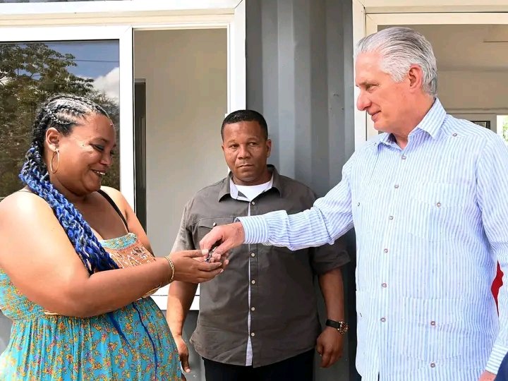 🇨🇺| Grande mí Revolución.
♥ Dos jóvenes madres son las beneficiarias de las primeras casas modulares a partir de contenedores inauguradas en La Habana. 
♥ Asisten el Presidente <a href="/DiazCanelB/">Miguel Díaz-Canel Bermúdez</a> y el 1er Ministro <a href="/MMarreroCruz/">Manuel Marrero Cruz</a> al sensible acto de entrega.

#CubaPorLaVida
#UnidosXCuba