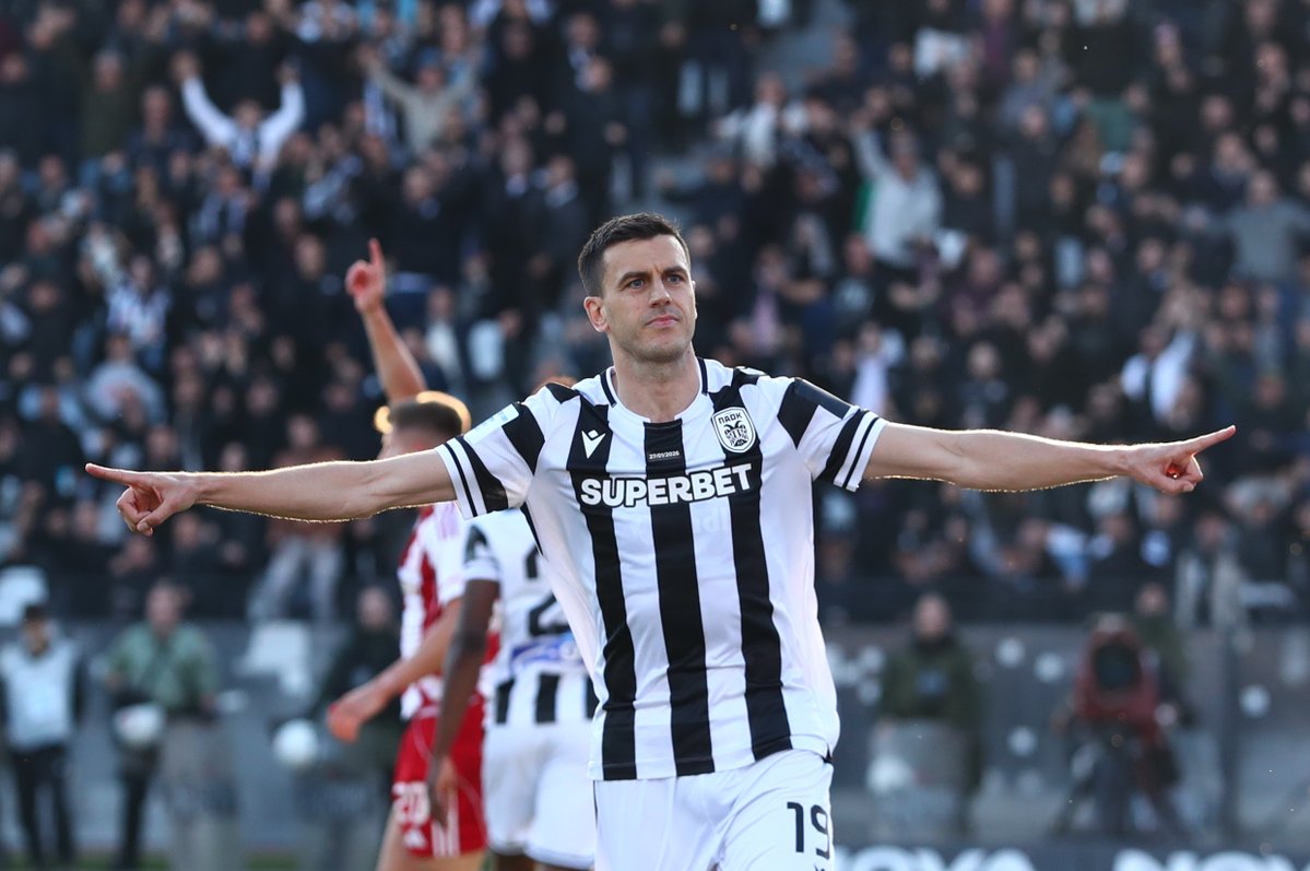 PAOK_FC's tweet image. #Photos Οι παίκτες του ΠΑΟΚ πανηγυρίζουν το γκολ του Γερεμέγεφ. #PAOKOLY #StoiximanSuperLeague #Playoffs #slgr #OurWay