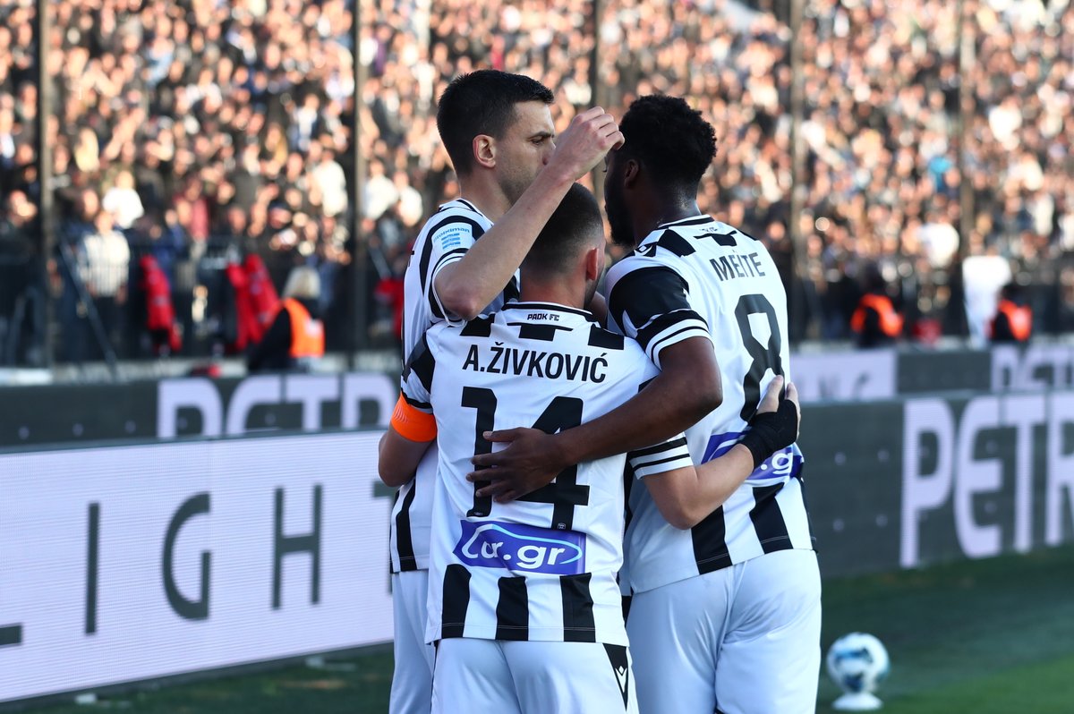 PAOK_FC's tweet image. #Photos Οι παίκτες του ΠΑΟΚ πανηγυρίζουν το γκολ του Γερεμέγεφ. #PAOKOLY #StoiximanSuperLeague #Playoffs #slgr #OurWay
