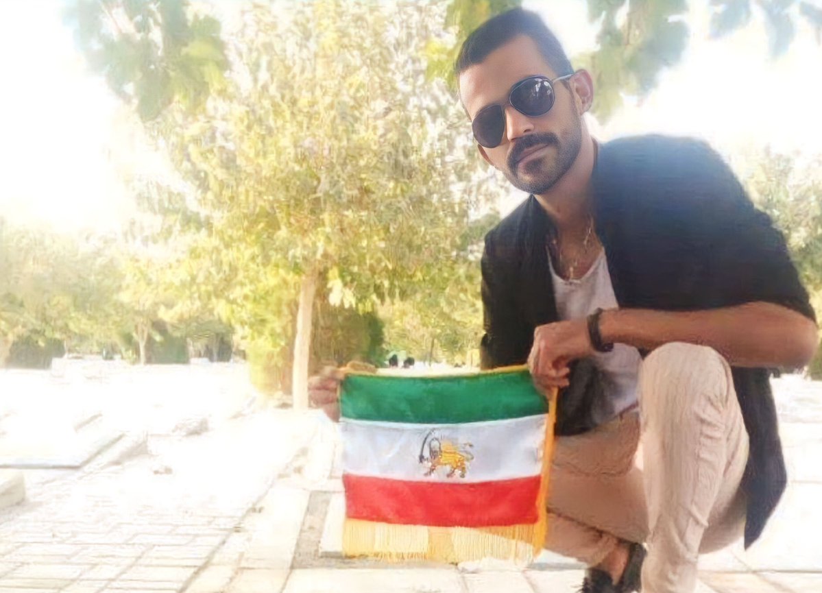 در انفرادی زندان قزل‌حصار‌ عفونت گوش گرفته و از درد و بی‌تابی‌ وقت اعزام به بیمارستان داشته که ماموران جمهوری اسلامی با دستبند سراغش رفته‌اند و گفته‌اند‌ باید تو را با لباس زندان و دست‌بسته‌ به دکتر ببریم، بعد از مخالفت زندانی با اعزام به بیمارستان در این وضعیت، او را دوباره به