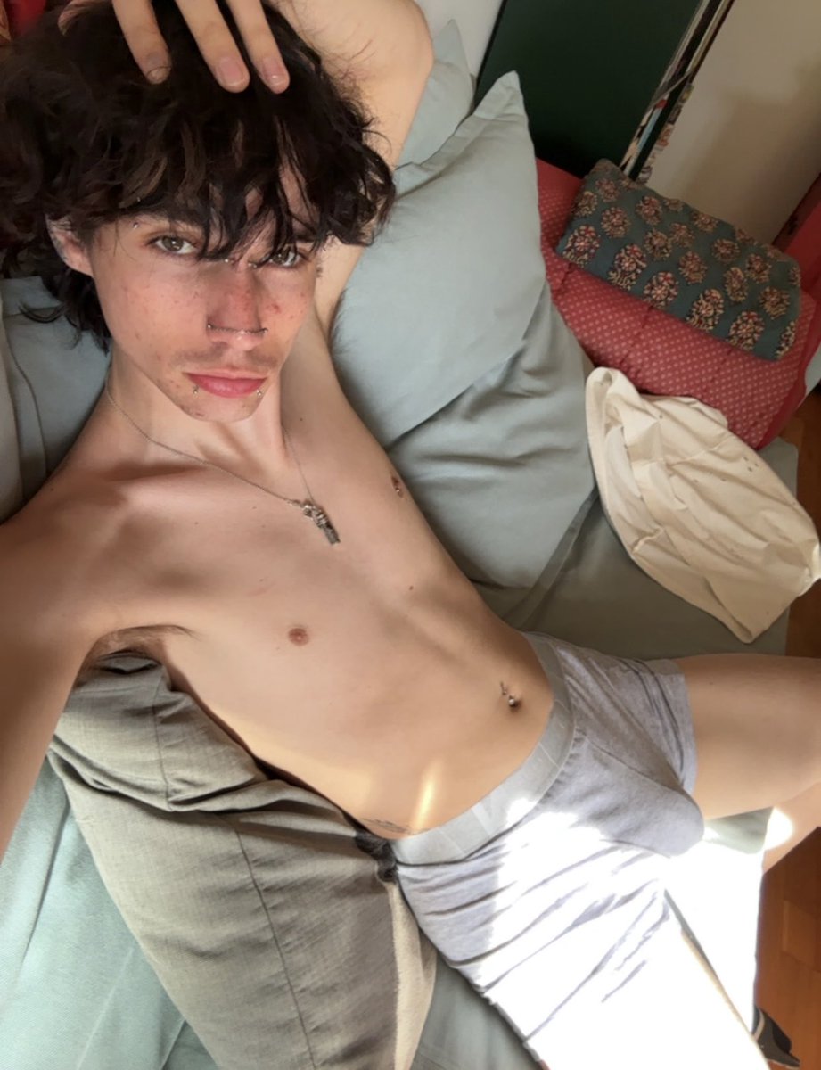 Julesurneptune's tweet photo. Qui pour : sucer un twink pendant qu’il mange ses tomates cerises https://t.co/zjygPsMcId